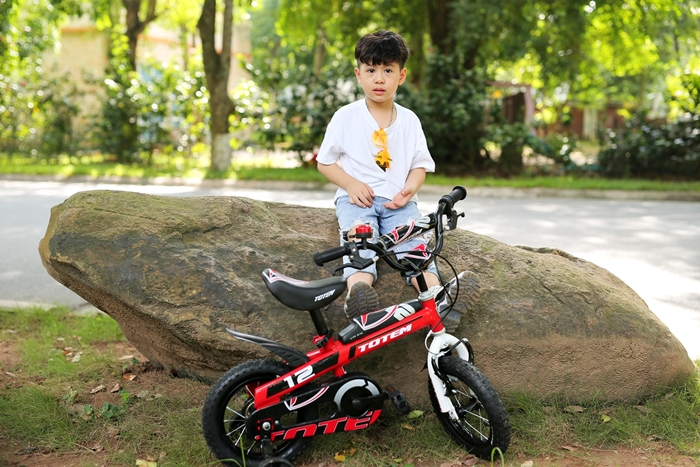 Xe đạp trẻ em TOTEM 903-14 có những đặc điểm an toàn nào?