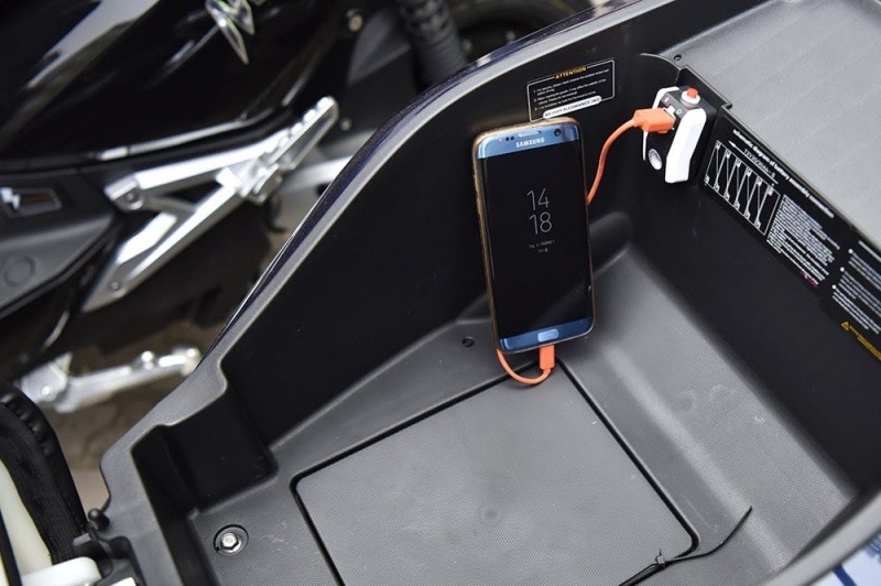 Hình 1: Sạc điện thoại trên xe máy là thiết bị đa năng