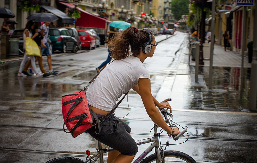 Đi xe đạp có được đeo tai nghe, có an toàn không?