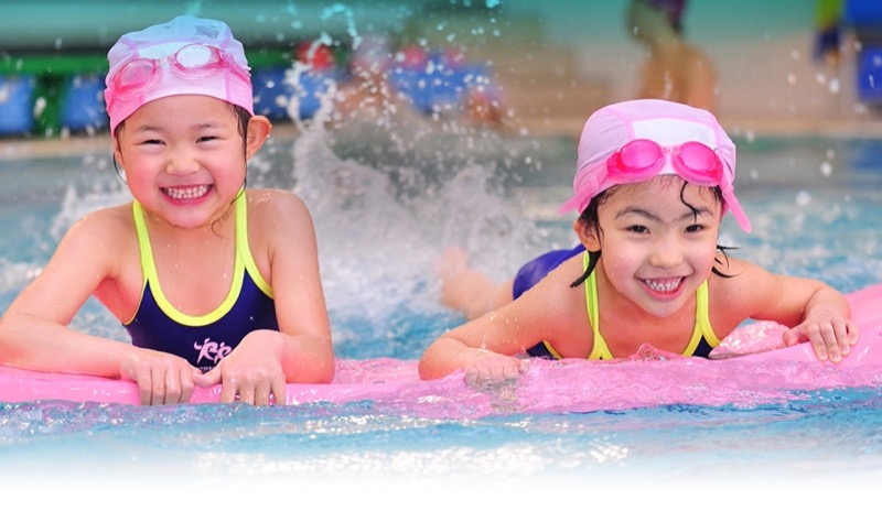 Ảnh 3: Học bơi là hoạt động tốt và ý nghĩa cho bé trong mùa hè